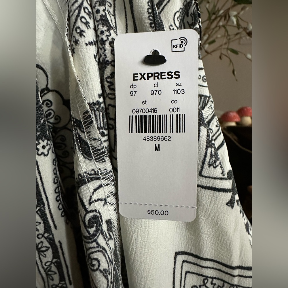 NWT women’s Express Monochrome Blouse - Picture 4 of 4